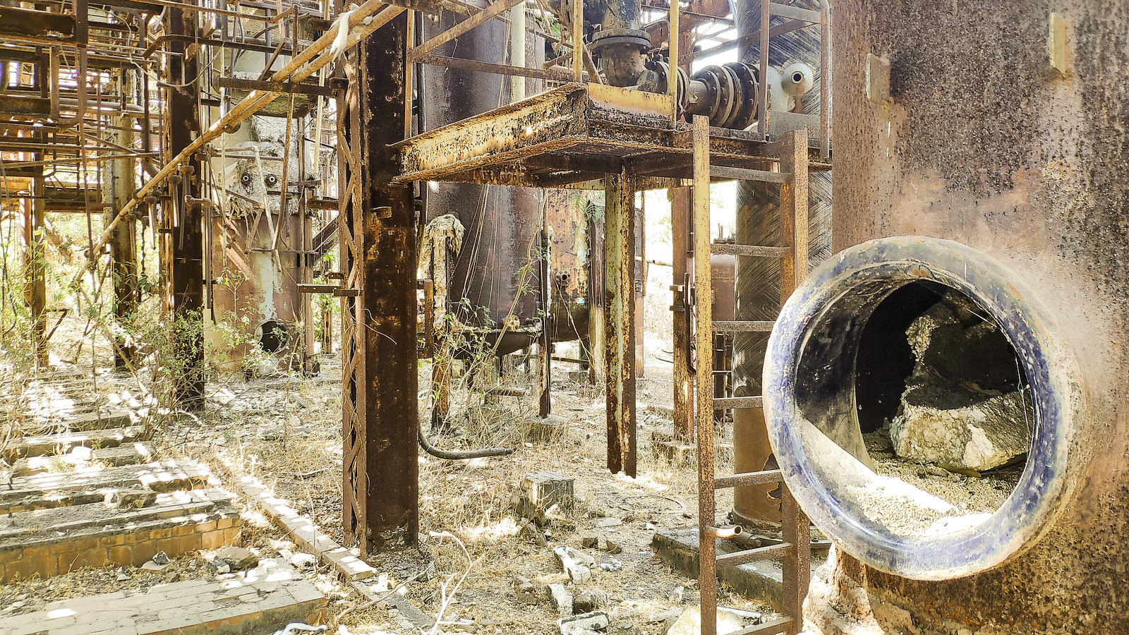 Image of the inside of the abandoned Union Carbide Factory