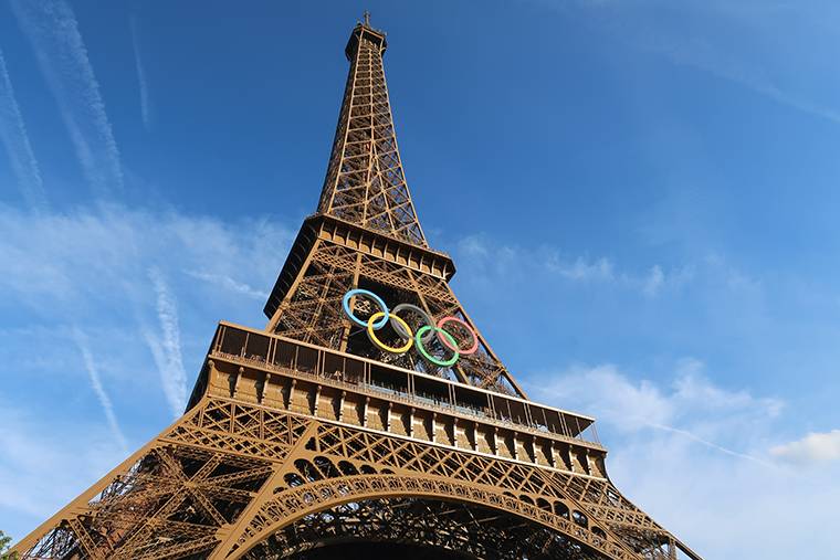 Image of the Eiffel tower with the Olympic rings